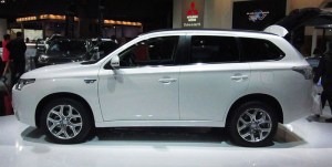 1280px-Mitsubishi_Outlander_PHEV_(side)_white_small