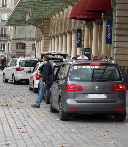 Pendant que la loi tarde à s'appliquer pour tous, les taxis sont contraints d'attendre.