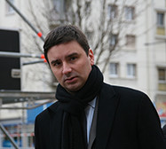 Laurent Grandguillaume, député de la Côte d’Or a été chargé par le Premier ministre de « rétablir au plus vite les conditions d’une concurrence loyale et équitable entre les taxis et les autres modes de transports publics de personnes ». Ayant assuré avec succès en 2013 une médiation dans le dossier dit des « poussins », relatif au cadrage du régime d'autoentrepreneur, il a été surnommé , par le Figaro, « le pompier de la République » .