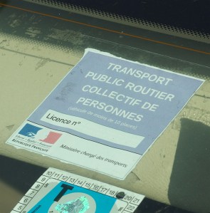 Les Loti sont reconnaissables par leur macaron sur le pare-brise avant.