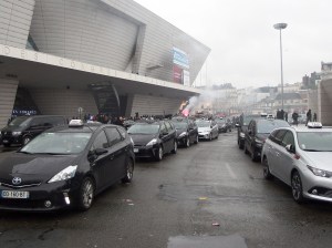 Janvier 2016. Les taxis manifestent et demandent au gouvernement d’être indemnisés afin de compenser l’inapplication des lois en vigueur.