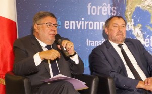 Invitant taxis, applis et clients à se saisir de la plateforme numérique gouvernementale pour développer une maraude électronique agréée, Alain Vidalies, secrétaire d'état aux transports et André Dorso représentant du ministère de l'Intérieur en charge de le.Taxi ont répondu aux questions de l'assistance. 
