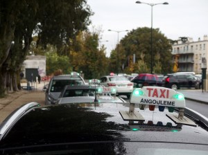 Avec la gare comme point de ralliement, les taxis angoumoisins se répartissent les courses au plus près des attentes de la clientèle.