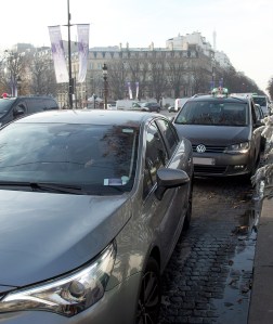 Champs-Elysées, Décembre 2016. Sans scrupule, certains chauffeurs de Loti n'hésitent pas à déposer en tête de station de taxi.