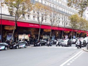 En attente de l'application de la réglementation du secteur, les taxis multiplient les initiatives commerciales et déploient leur présence sur la voie publique.