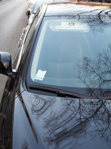 Certains VTC hors la loi attendent leur réservation sur la voie publique.