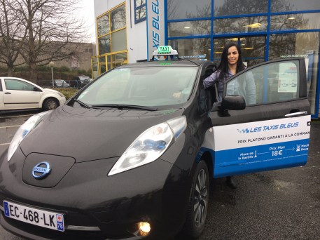Vonlontaire pour perfectionner son entreprise, Radia, chauffeur de taxi parisien a testé la Nissan LEAF grâce au test organisé par Taxis Bleus.